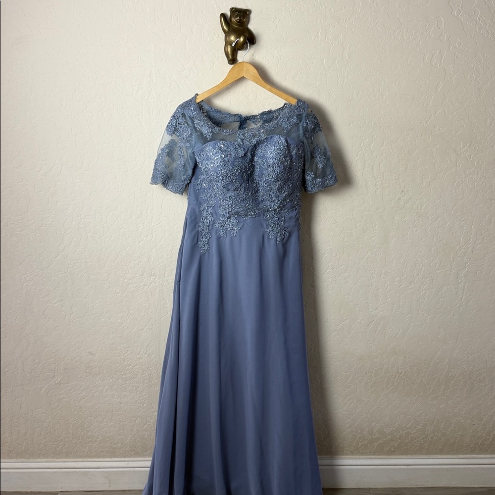 Mother of the bride/ wedding guest powdered blue dress with Lace Details size 10